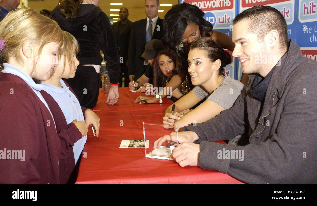 Liberty X signera des copies de leur nouveau single « longs 4 Lovers », à Watford Woolworths, le lundi 26 2005 septembre. APPUYEZ SUR ASSOCIATION photo. Le crédit photo devrait se lire: Matt Faber/PA Banque D'Images