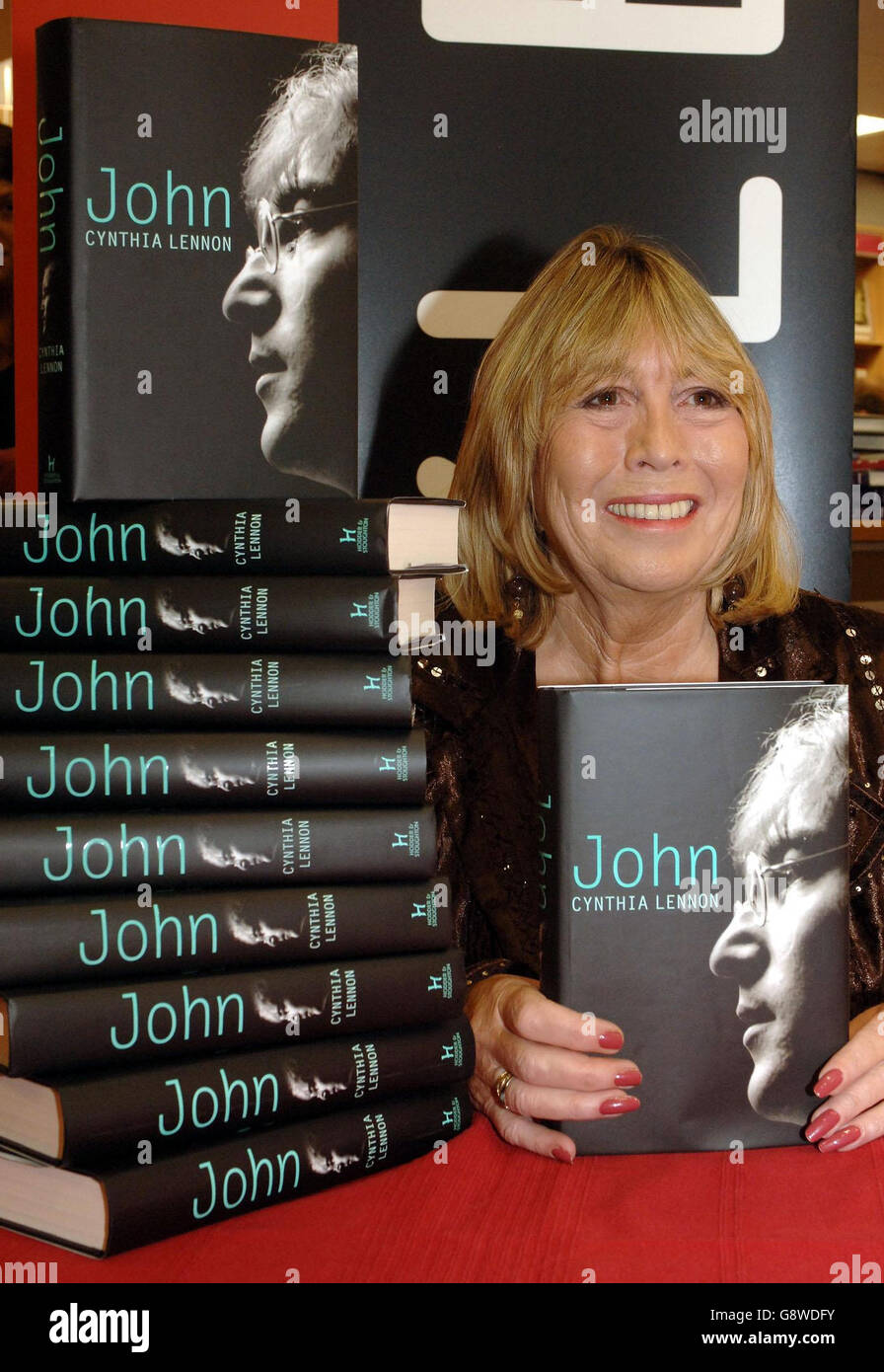 Cynthia Lennon, première épouse et adolescente de l'ancienne Beatle John Lennon, avec son livre intitulé « John » sur leur vie ensemble, à la librairie Foyles, Londres, le lundi 26 septembre 2005. APPUYEZ SUR ASSOCIATION photo. Le crédit photo devrait se lire : John Stillwell/PA Banque D'Images