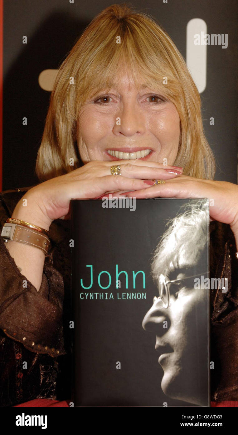 Cynthia Lennon, première épouse et adolescente de l'ancienne Beatle John Lennon, avec son livre intitulé « John » sur leur vie ensemble, à la librairie Foyles, Londres, le lundi 26 septembre 2005. APPUYEZ SUR ASSOCIATION photo. Le crédit photo devrait se lire : John Stillwell/PA Banque D'Images