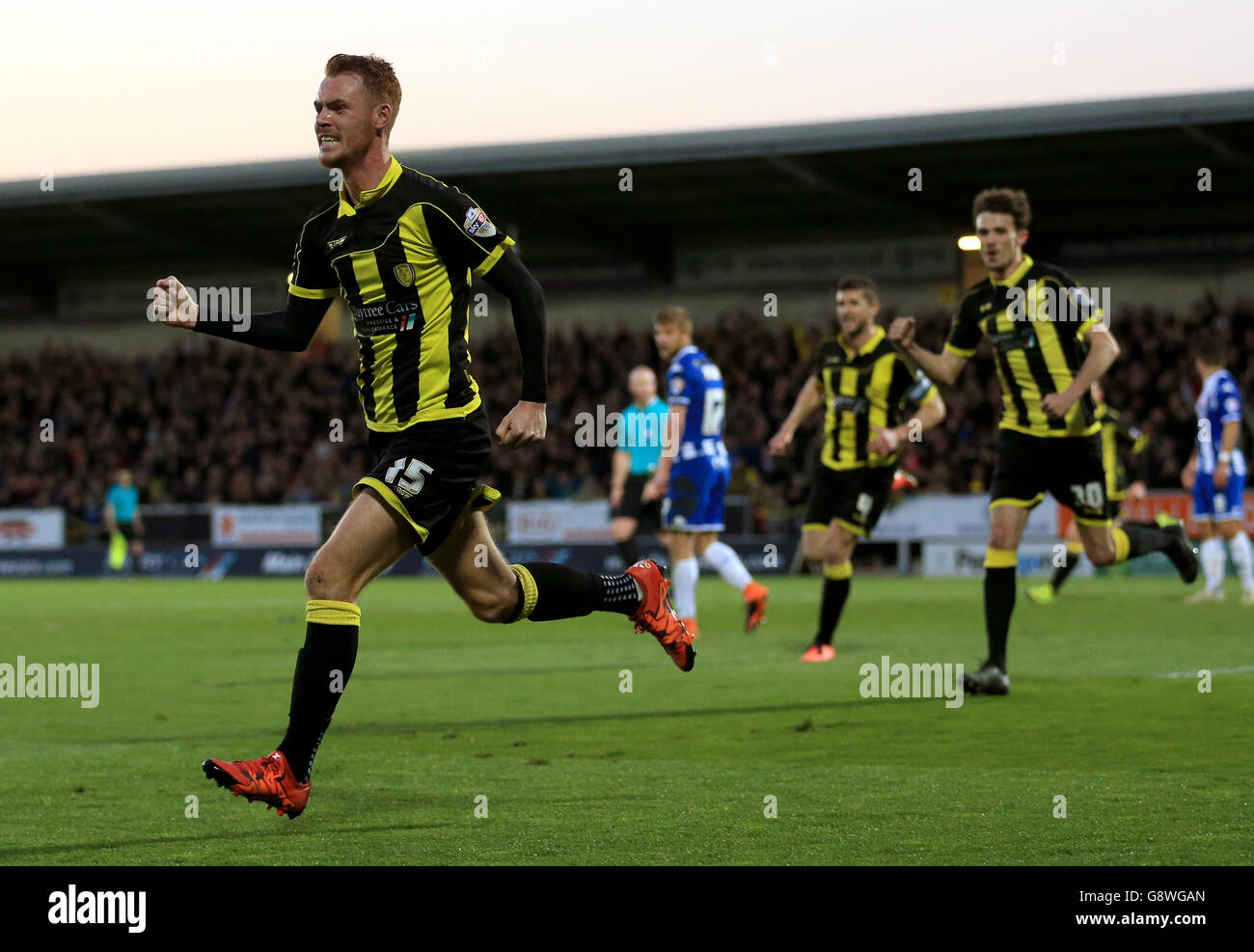 Tom Naylor, de Burton Albion, célèbre le premier but de sa partie lors du match Sky Bet League One au stade Pirelli, Burton-on-Trent. Banque D'Images