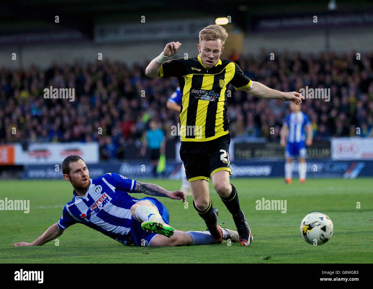 Chris McCann de Wigan Athletic (à gauche) et Mark Duffy de Burton Albion se battent pour le ballon lors du match Sky Bet League One au stade Pirelli, Burton-on-Trent. Banque D'Images