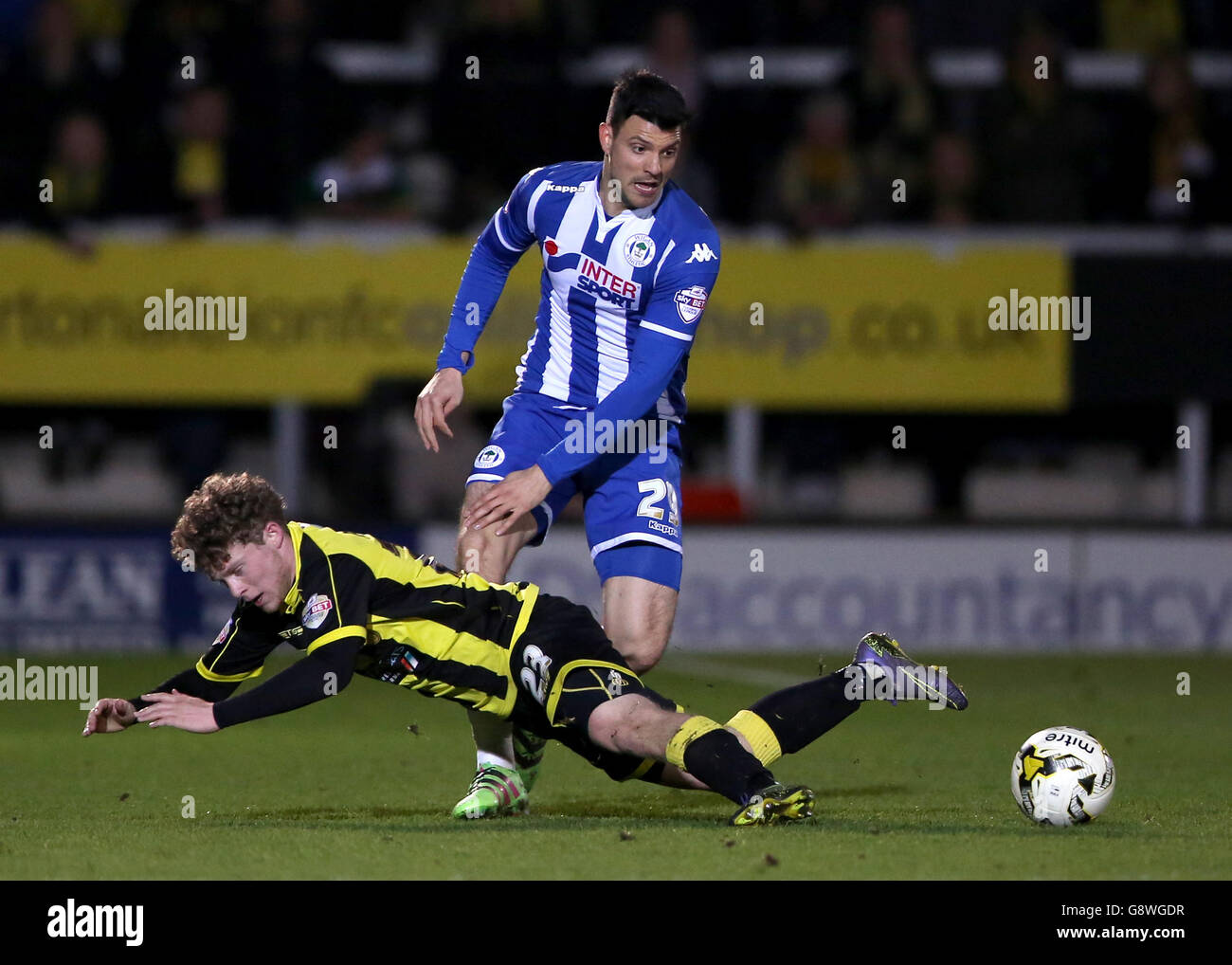 Haris Vuckic de Wigan Athletic s'attaque à Matt Palmer de Burton Albion lors du match Sky Bet League One au stade Pirelli, Burton-on-Trent. Banque D'Images