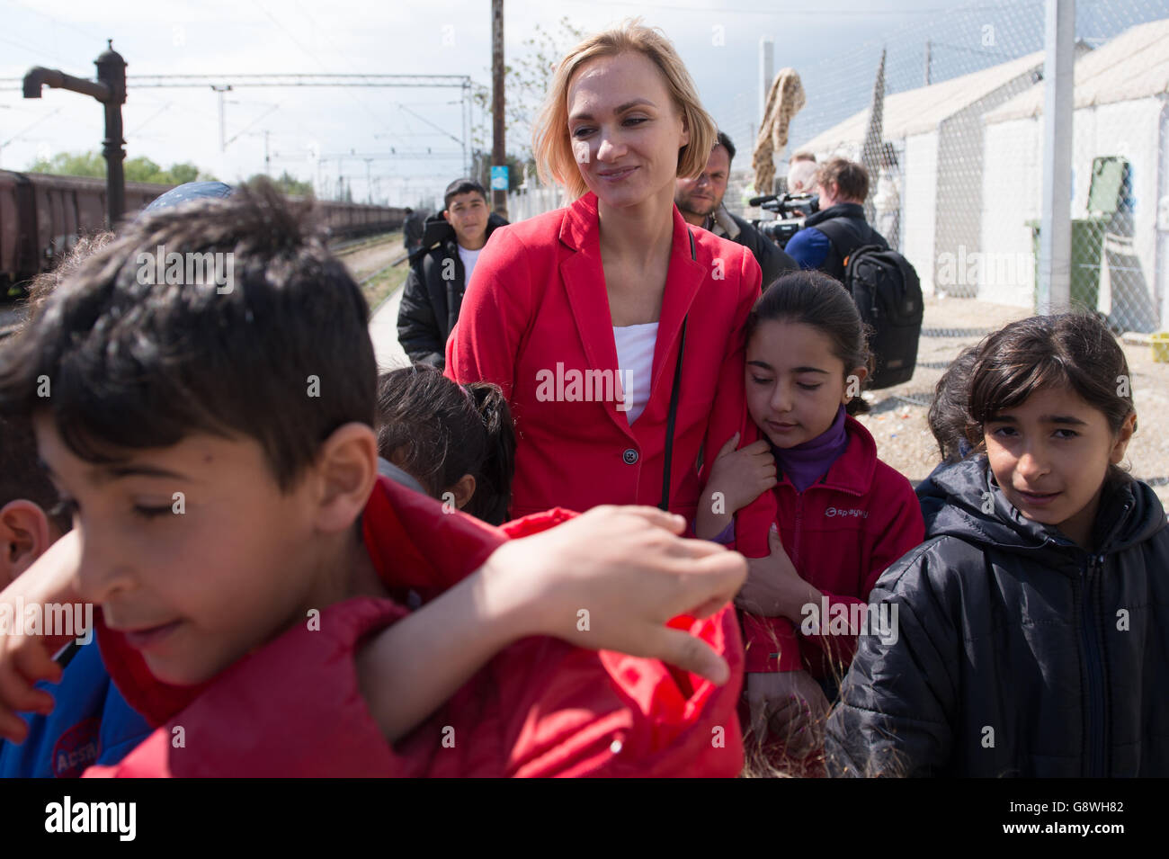 Prima Ballerina, de la Compagnie du Ballet de Saint-Pétersbourg, Irina Kolesnikova, rencontre des réfugiés au camp de réfugiés de Tabanovce, en Macédoine, à la frontière serbe, où elle s'est associée à Oxfam pour sensibiliser les enfants pris dans la crise des réfugiés, en mettant l'accent sur la Macédoine et la Serbie. Banque D'Images