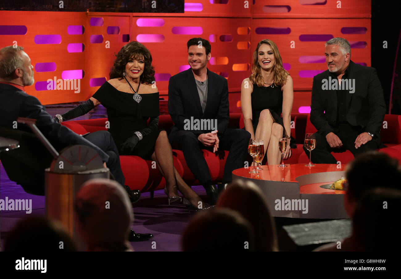 (De gauche à droite) Joan Collins, Richard Madden, Lily James et Paul Hollywood pendant le tournage du Graham Norton Show aux London Studios à Londres, qui sera diffusé demain sur BBC1. Banque D'Images