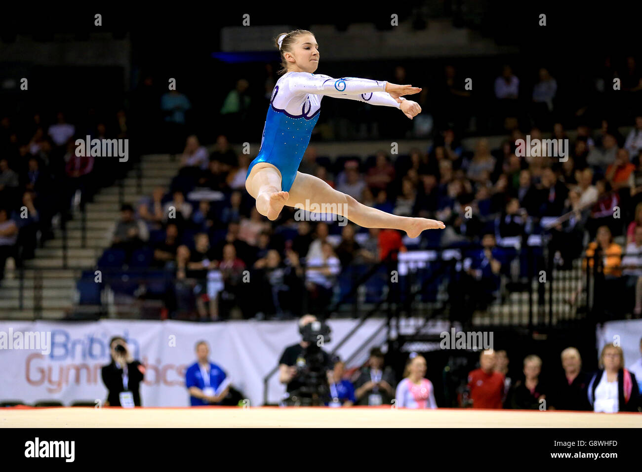 Championnats britanniques de gymnastique artistique 2016 - troisième jour - Liverpool Echo Arena. Kelly SIMM en action sur l'exercice de la surface de vente Banque D'Images