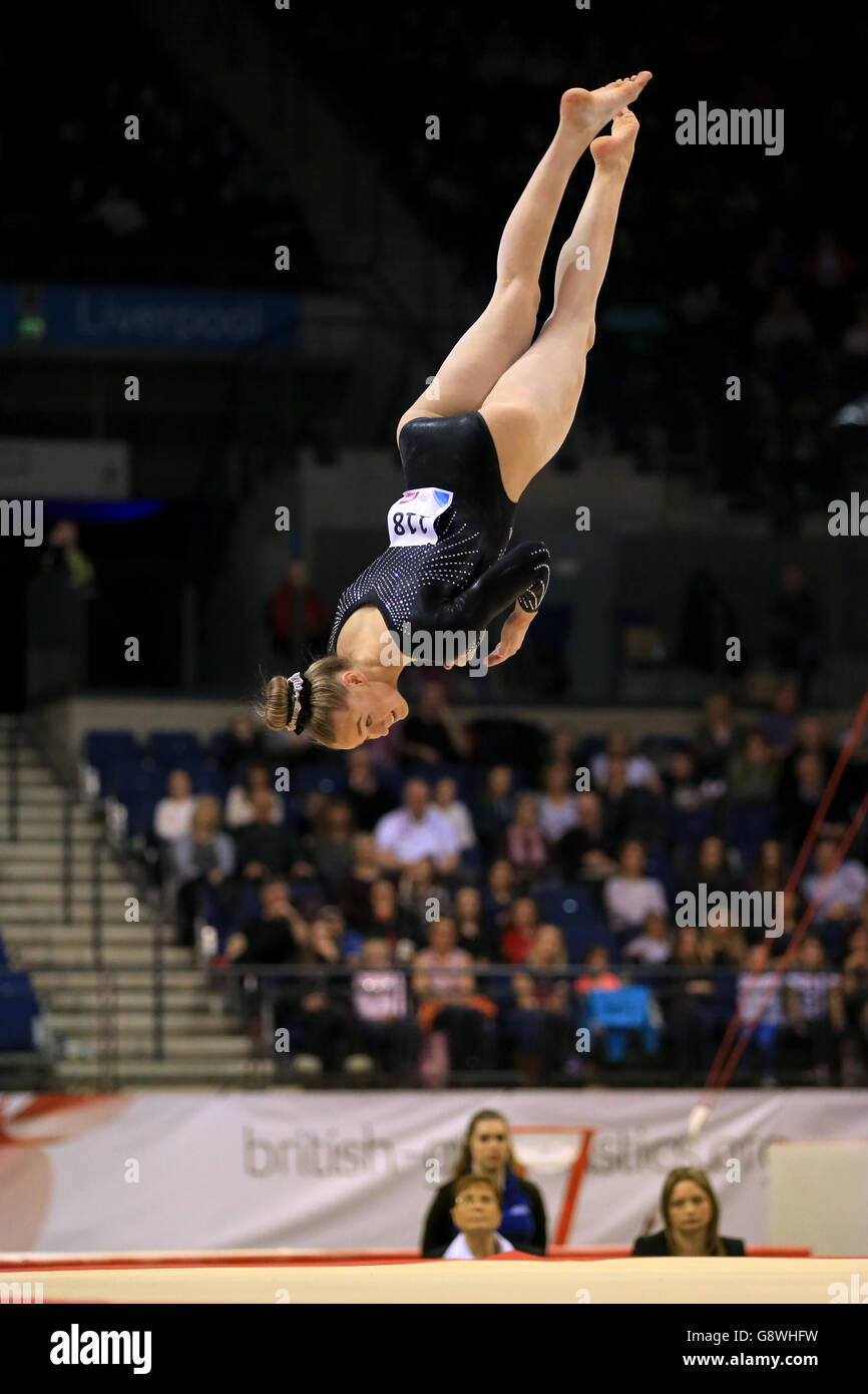 Championnats britanniques de gymnastique artistique 2016 - troisième jour - Liverpool Echo Arena. Rebecca Tunney en action sur l'exercice d'étage Banque D'Images