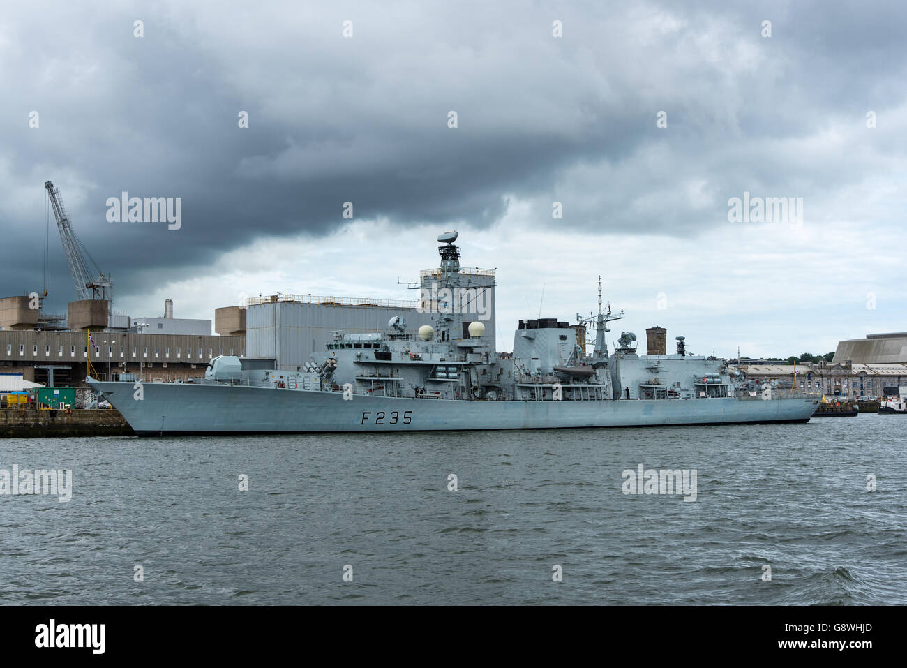 Le HMS Monmouth, une frégate de type 23, à l'HMNB Devonport. Banque D'Images