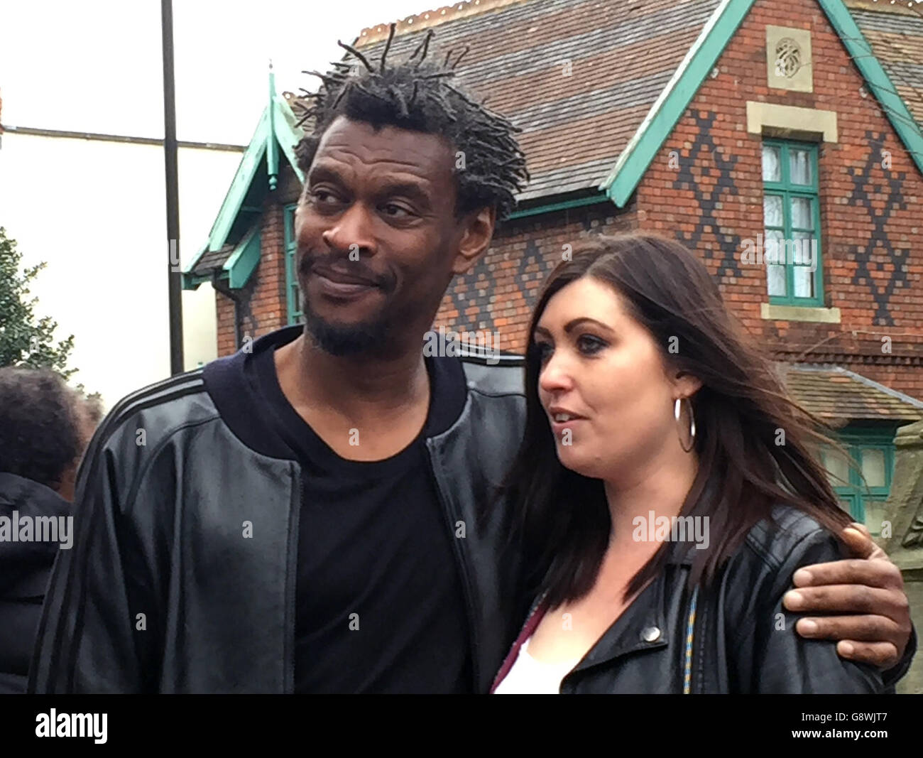 Papa G d'une attaque massive avec Jennifer Griffiths, la grande nièce du DJ Derek, à ses funérailles à l'église St Agnes à Bristol. Banque D'Images