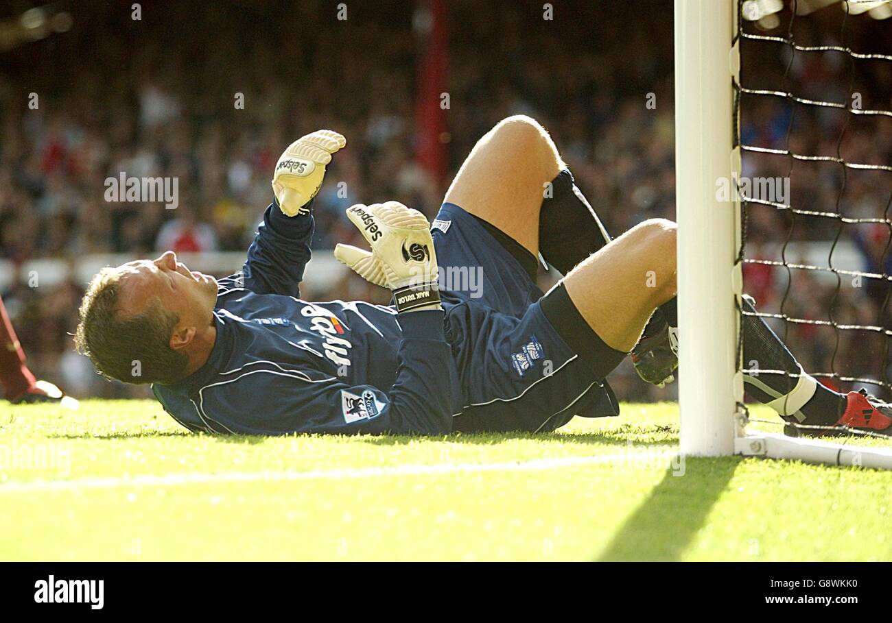 Maik Taylor, gardien de but de Birmingham City, est abattu après avoir laissé un Robin van Persie a tourné le long de lui pour le gagnant objectif Banque D'Images