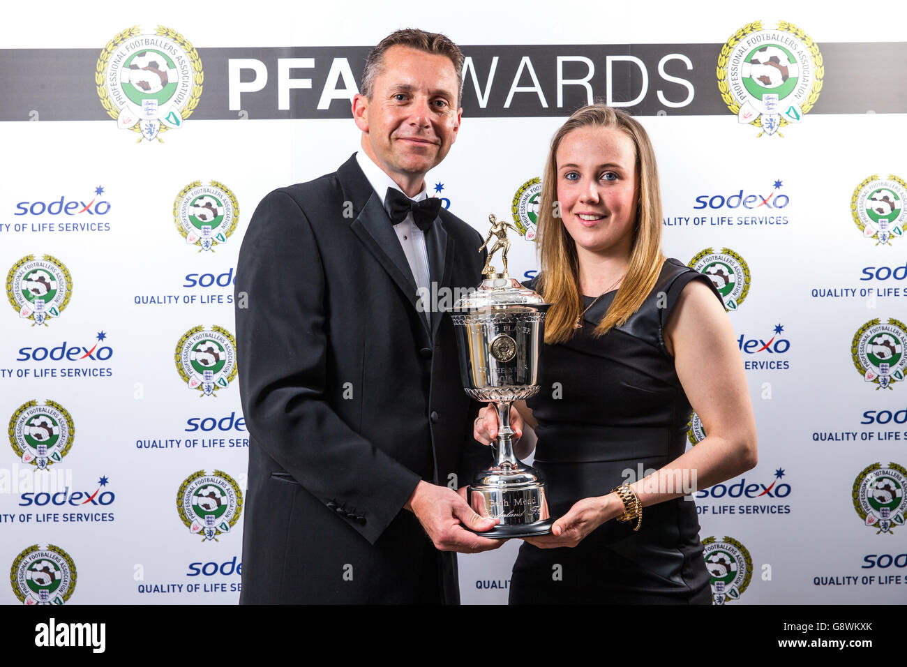 Sunderland Dames Beth Mead pose avec le directeur de Sodexo Chris Bray (à gauche) après avoir remporté le prix PFA pour les jeunes femmes de l'année lors des PFA Awards 2016 au Grosvenor House Hotel, Londres. Banque D'Images