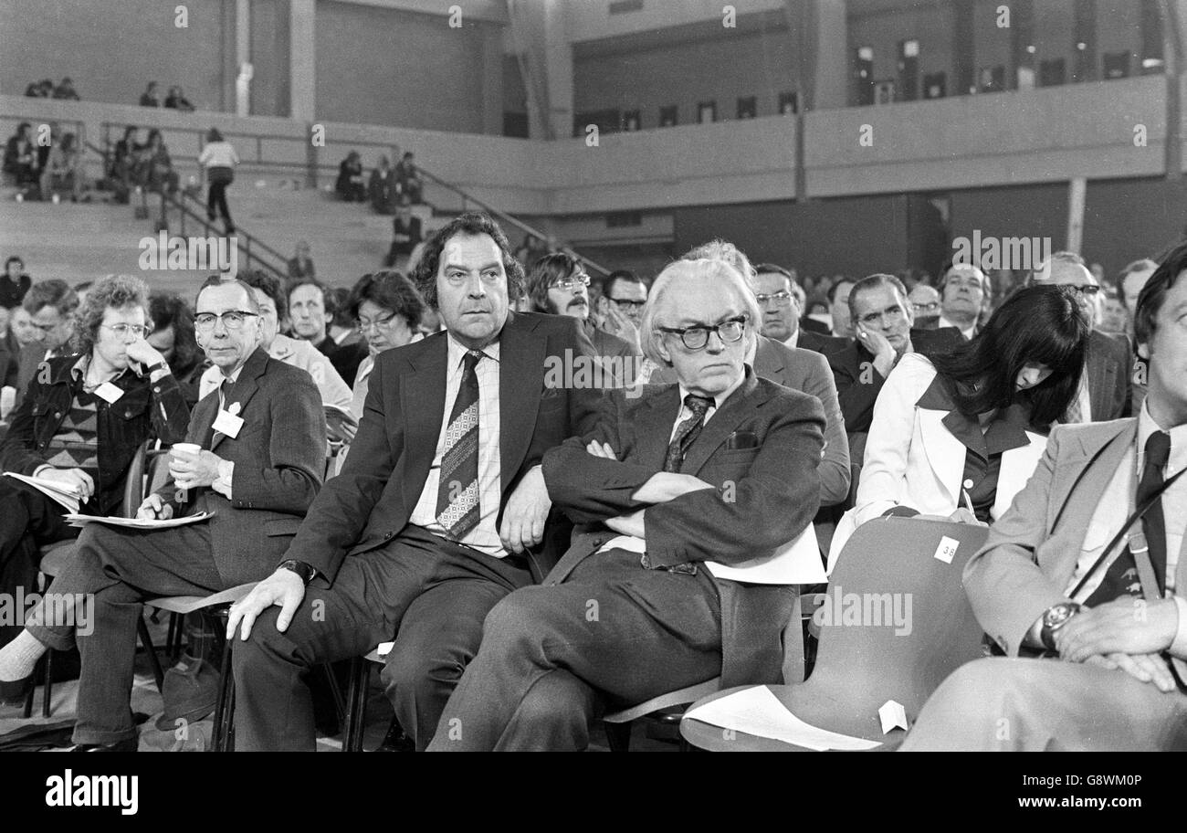 Bryan Stanley (à gauche, cravate rayée), dirigeant syndical, et Michael foot (spectacles, à droite), secrétaire à l'emploi, dans l'audience de la conférence spéciale d'une journée du Parti travailliste sur le marché commun au Michael Sobell Sports Center de Londres. Banque D'Images