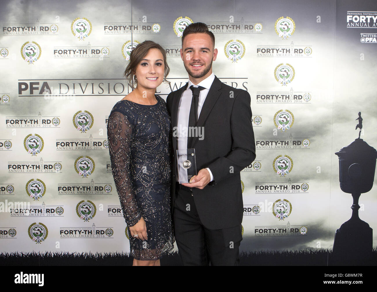 PFA Player of the Year Awards 2016 - Grosvenor House Hotel.Adam Armstrong de Coventry City avec son PFA League One Team of the Year Award lors des PFA Awards au Grosvenor House Hotel, Londres. Banque D'Images