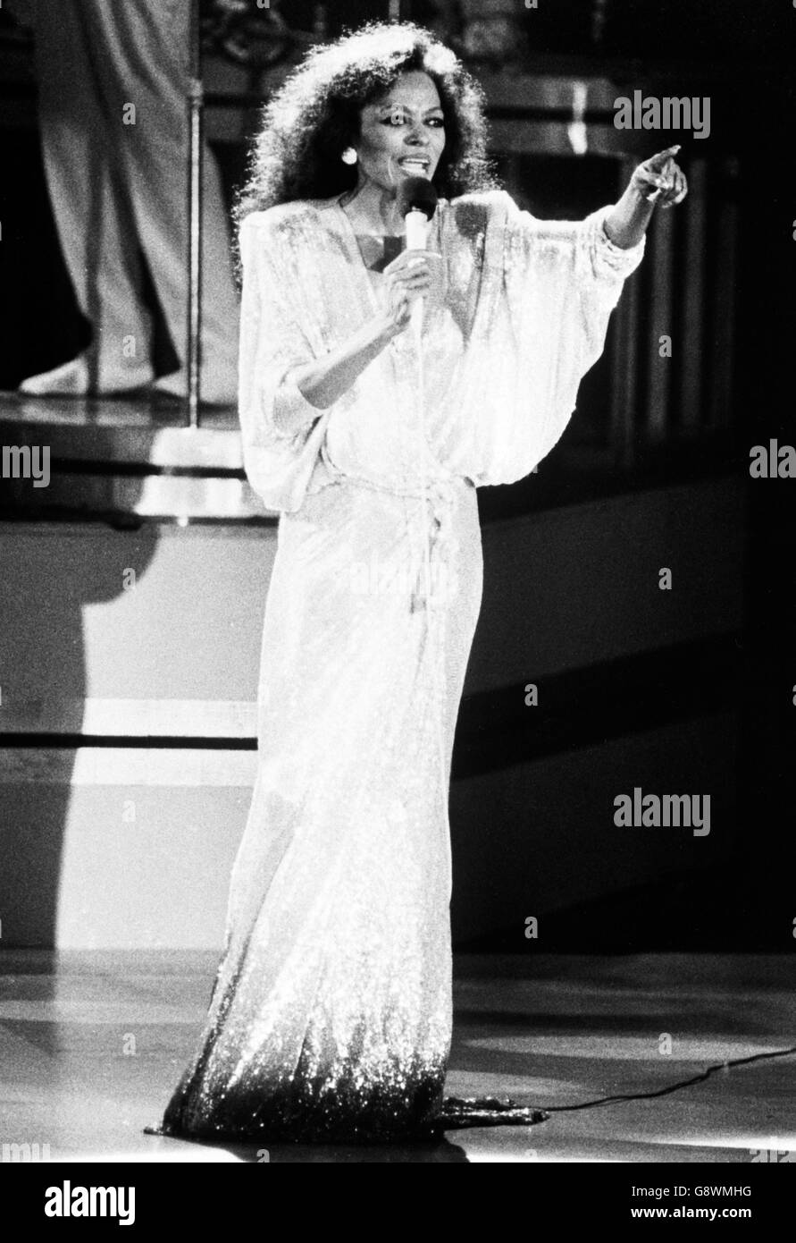 Sur scène pendant son acte au Palais des sports, Paris, France, est l'artiste américaine Diana Ross, 38 ans. *usage au Royaume-Uni uniquement Banque D'Images