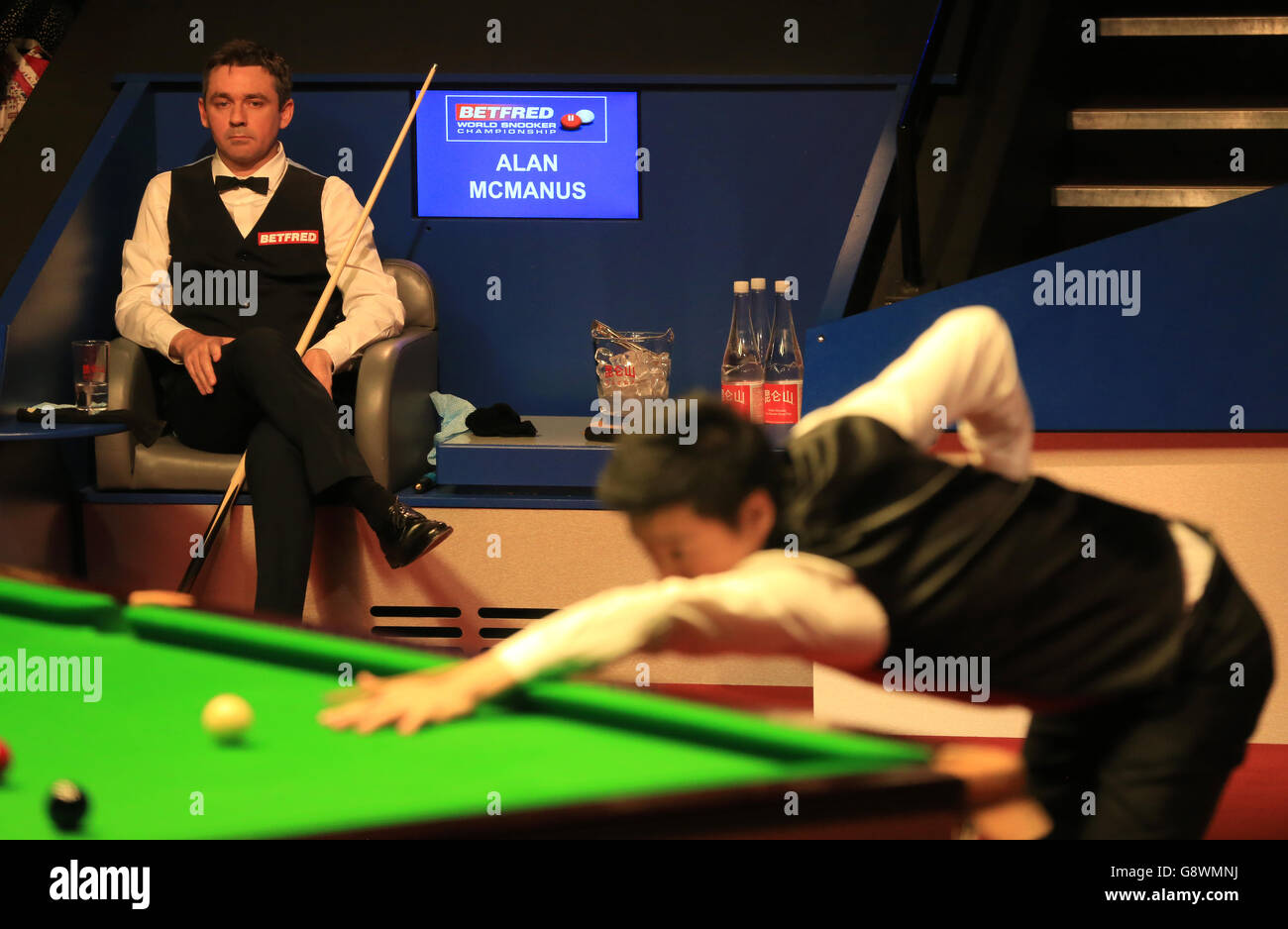 Alan McManus lors de son match avec Ding Junhui au cours du treize jour des Championnats du monde de Betfred Snooker au Crucible Theatre, Sheffield. Banque D'Images