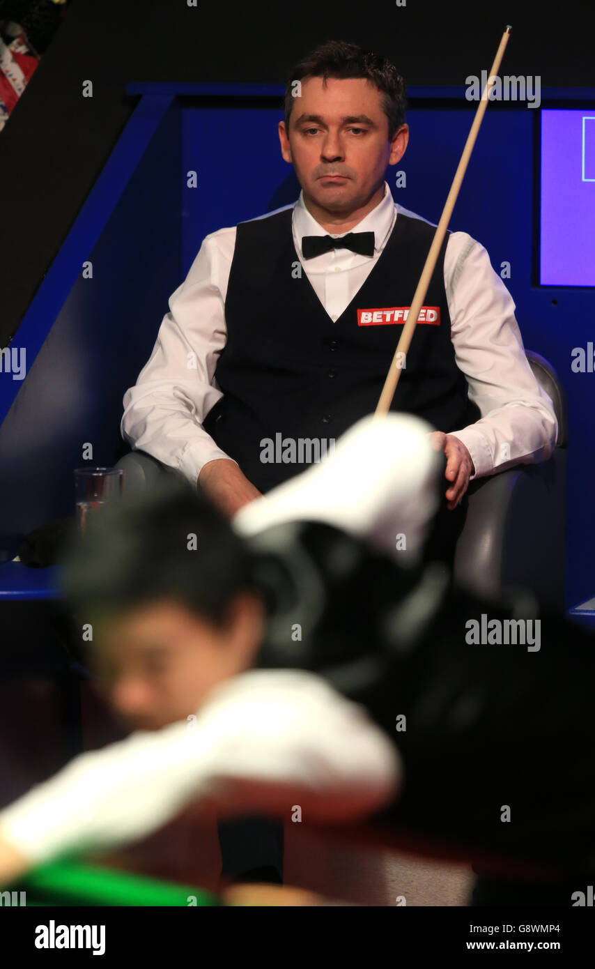 Alan McManus lors de son match avec Ding Junhui au cours du treize jour des Championnats du monde de Betfred Snooker au Crucible Theatre, Sheffield. Banque D'Images