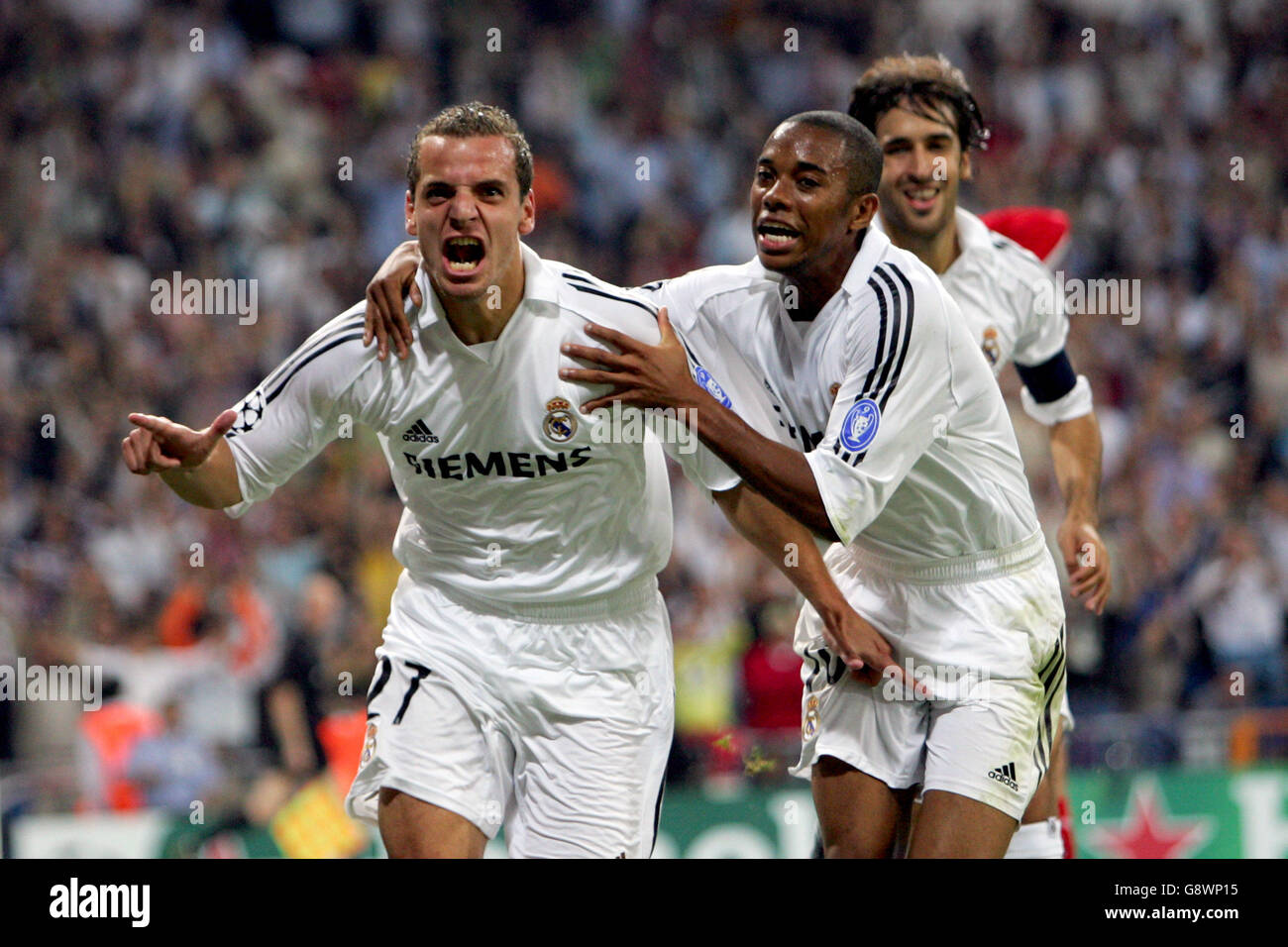 Roberto Soldado, du Real Madrid, célèbre le but gagnant avec ses coéquipiers Robinho et Raul Banque D'Images