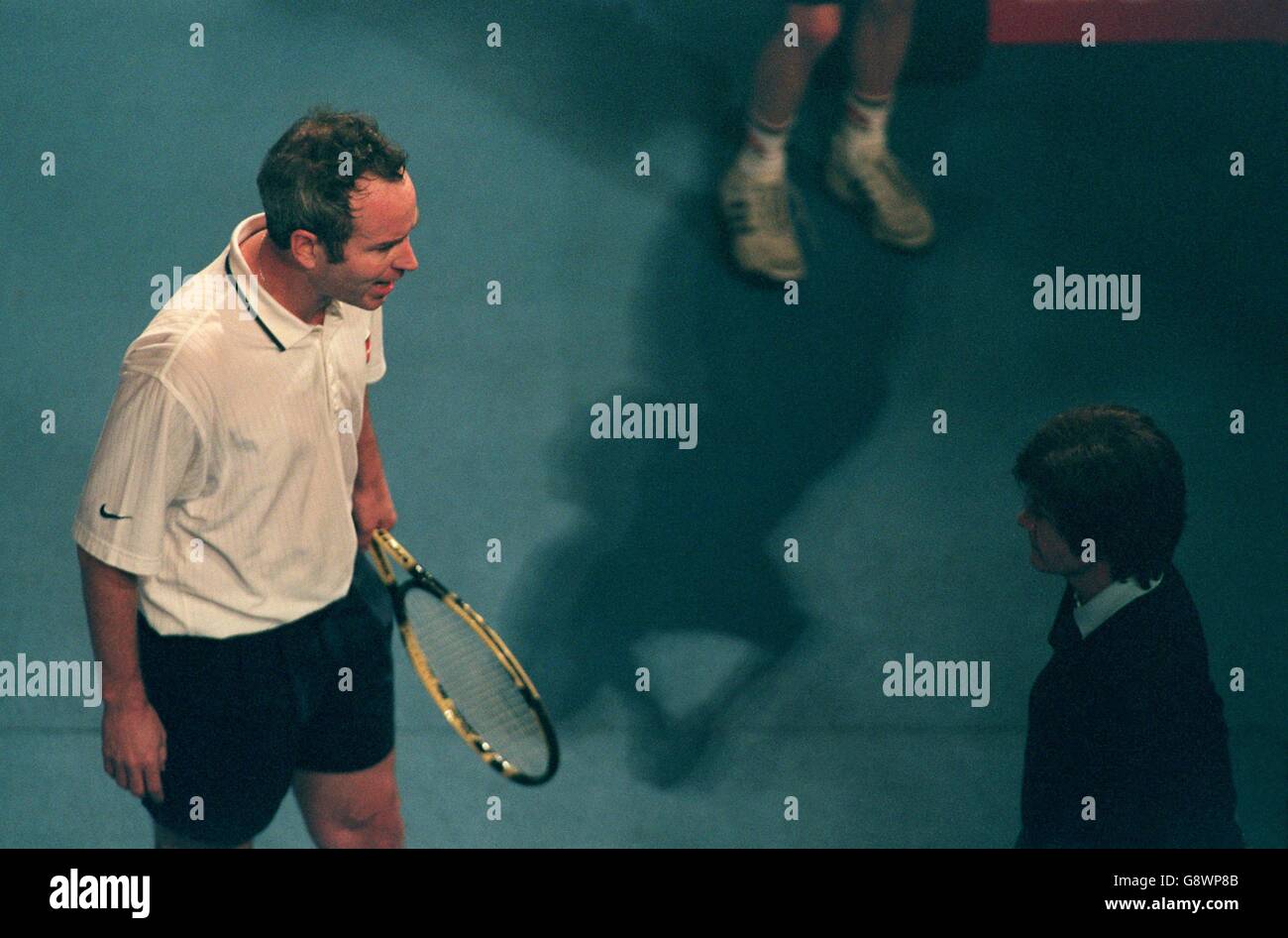 Tennis - ATP Seniors Tour - Honda Challenge - John McEnroe v Guillermo Vilas - Royal Albert Hall, Londres.John McEnroe se fait entendre à un responsable de la ligne Banque D'Images