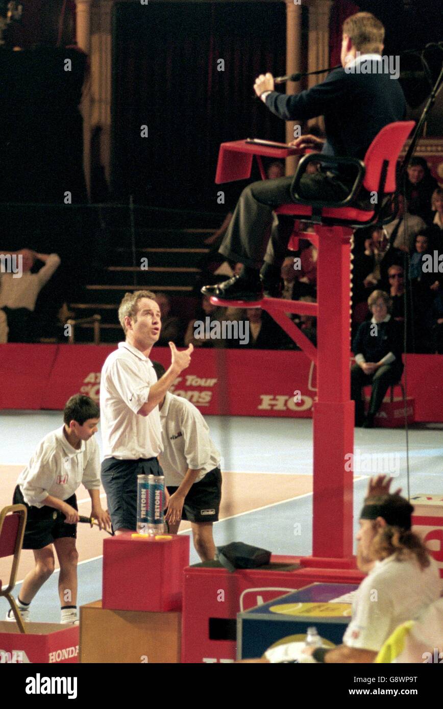 Tennis - ATP Tour - Défi Aînés Honda - John McEnroe v Guillermo Vilas - Royal Albert Hall, Londres Banque D'Images