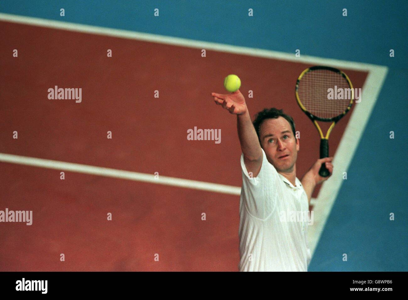 Tennis - ATP Seniors Tour - Honda Challenge - John McEnroe v Guillermo Vilas - Royal Albert Hall, Londres.John McEnroe sert Banque D'Images