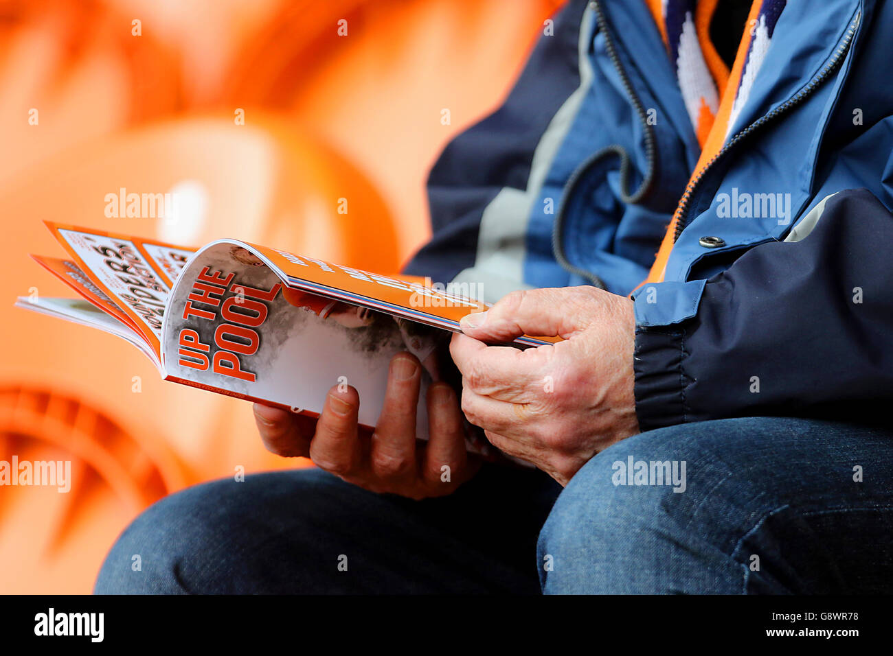 Blackpool / Colchester United - Sky Bet League One - Bloomfield Road. Un fan de Blackpool lit le programme de la journée de match Banque D'Images