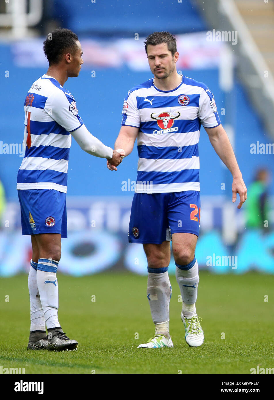 Reading v Birmingham City - Sky Bet Championship - Madejski Stadium.Reading's Jordan Obita et Yann Kermorgant secouer les mains après le coup de sifflet final Banque D'Images