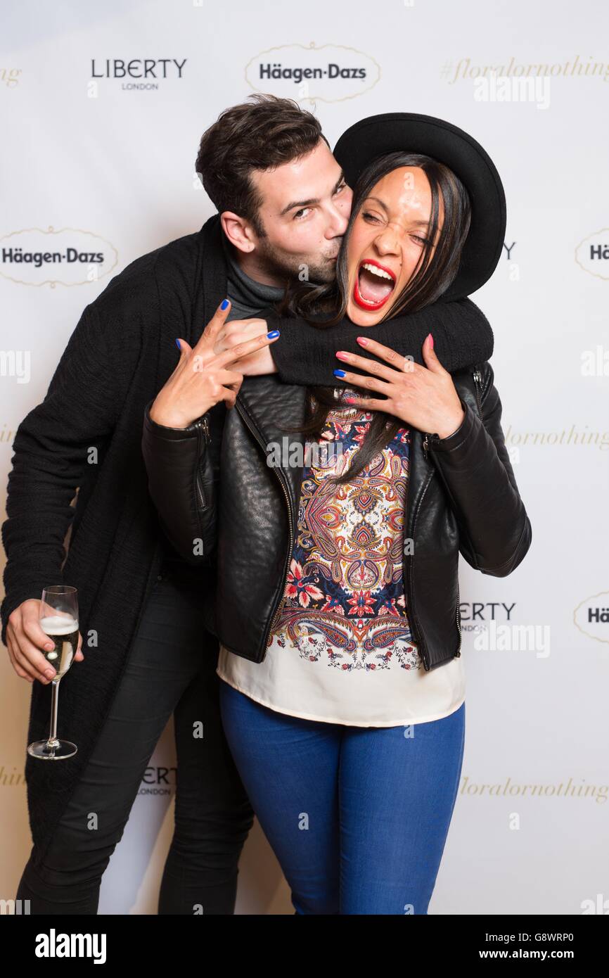 Jay Camilleri DJ et Pandora Christie présentateur de radio goûtent Haagen-Dazs Lychee Raspberry Rose au lancement de la gamme Ice creams Little Gardens Limited Edition - Haagen-Dazs Lychee Raspberry Rose et Apricot Lavender, qui sera disponible exclusivement à Liberty London pour une durée limitée seulement. Banque D'Images