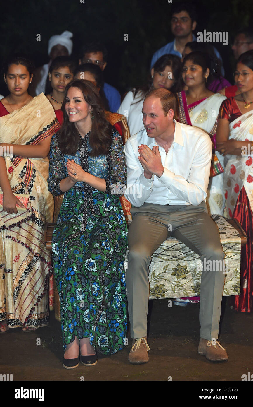 Le duc et la duchesse de Cambridge accueillent des danseurs lors de la fête du Bihu au Diphlu River Lodge, dans le parc national de Kaziranga, Assam, en Inde, au cours du troisième jour de la tournée royale en Inde et au Bhoutan. Banque D'Images