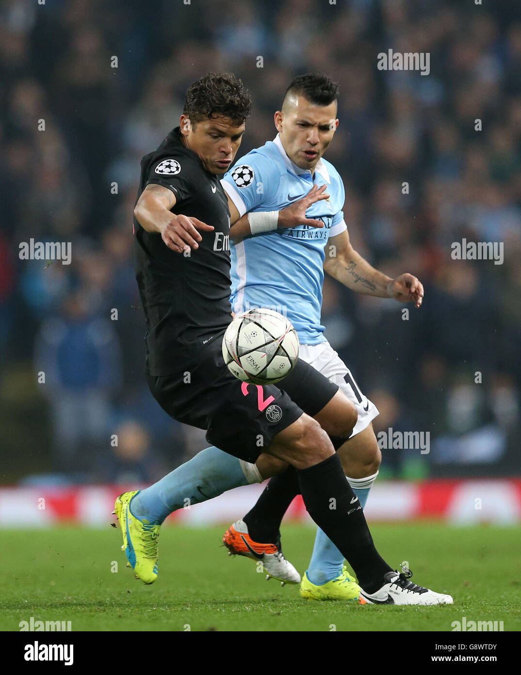 Sergio Aguero de Manchester City (à droite) et Thiago Silva de Paris Saint-Germain se battent pour le ballon lors de la finale du quartier de la Ligue des champions de l'UEFA, deuxième match de la coupe au stade Etihad de Manchester. APPUYEZ SUR ASSOCIATION photo. Date de la photo: Mardi 12 avril 2016. Voir PA Story FOOTBALL Man City. Le crédit photo devrait se lire: Martin Rickett/PA Wire Banque D'Images