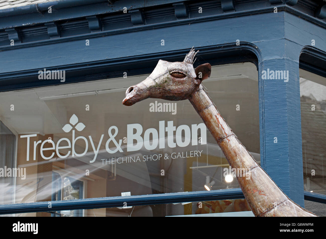 Treeby et Bolton chine boutique et galerie avec une pièce sculpturale d'une girafe en métal à l'extérieur. Keswick Cumbria. Lake District. Banque D'Images