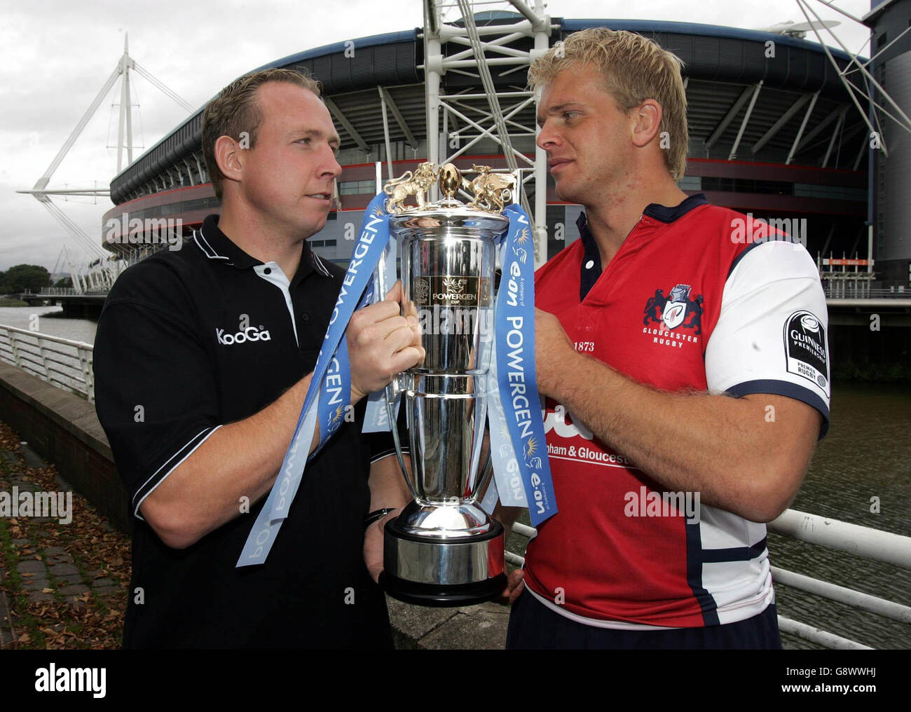 Barry Williams (à gauche) de Neath Swansea Ospreys et Adam Balding de Gloucester posent avec la Powergen Cup lors du lancement de cette année la compétition à l'extérieur du Millennium Stadium, Cardiff, lundi 26 septembre 2005. APPUYEZ SUR ASSOCIATION photo. Le crédit photo devrait se lire : David Davies/PA. Banque D'Images