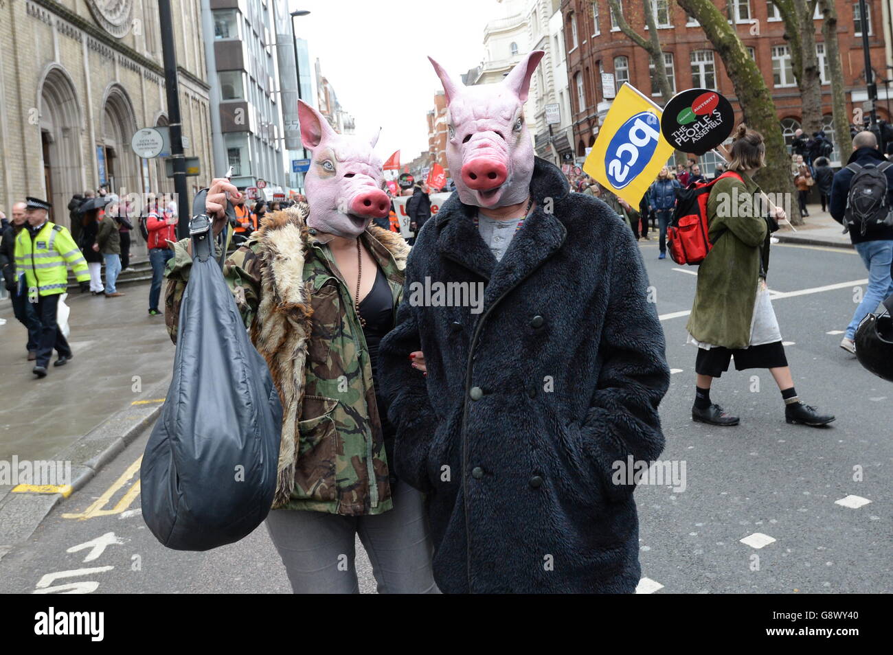 Les militants manifestent dans une manifestation anti-austérité dans le centre de Londres. Banque D'Images