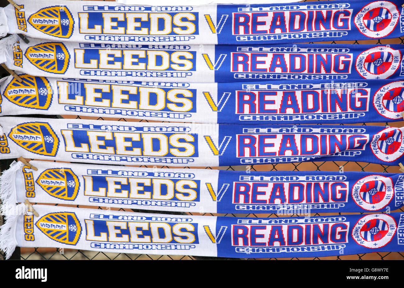 Leeds United v Reading - Sky Bet Championship - Elland Road.Vue générale de la moitié et de la moitié des foulards Leeds v Reading sur un stand de marchandises Banque D'Images