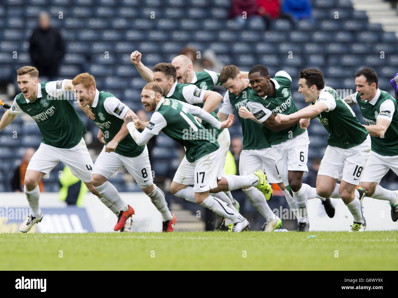 Les joueurs Hiberniens célèbrent la victoire du tir de pénalité lors du match de demi-finale de la coupe écossaise William Hill à Hampden Park, Glasgow. Banque D'Images