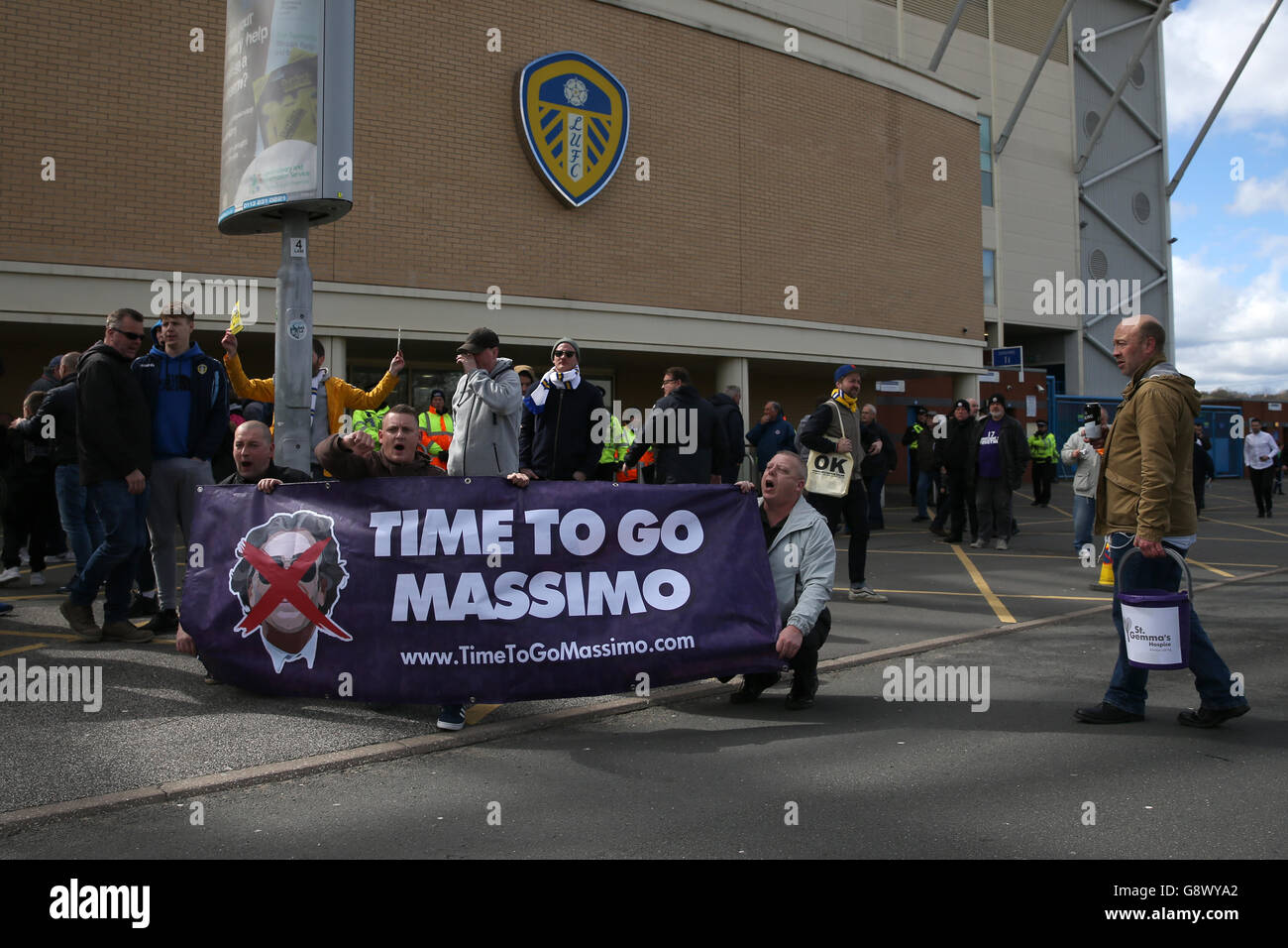 Leeds United v Reading - Sky Bet Championship - Elland Road.Les fans de Leeds United protestent contre l'administration actuelle de l'équipe avant le lancement Banque D'Images