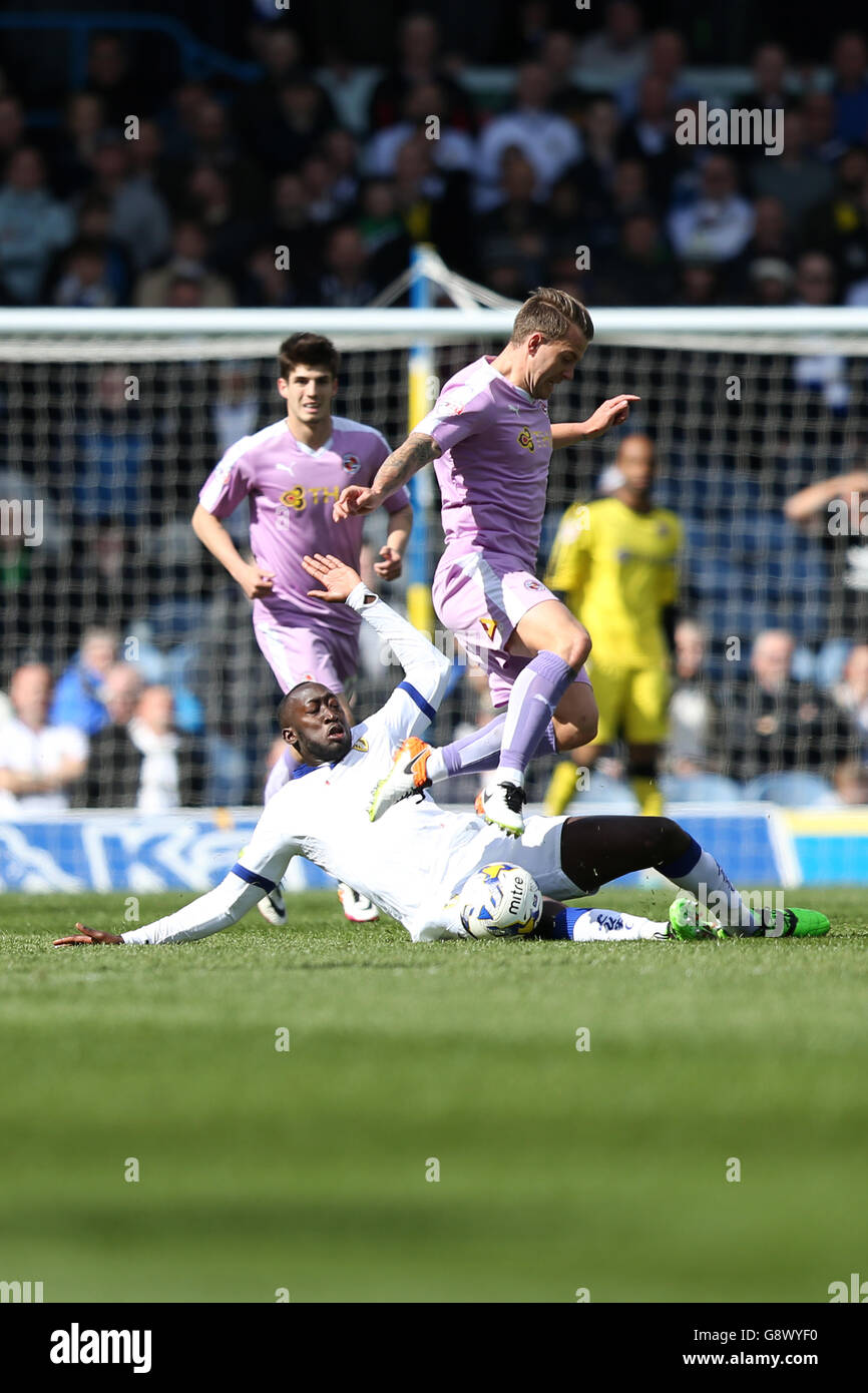 Leeds United v Reading - Sky Bet Championship - Elland Road.Toumani Diagouraga (étage) de Leeds United défis Simon Cox de Reading Banque D'Images