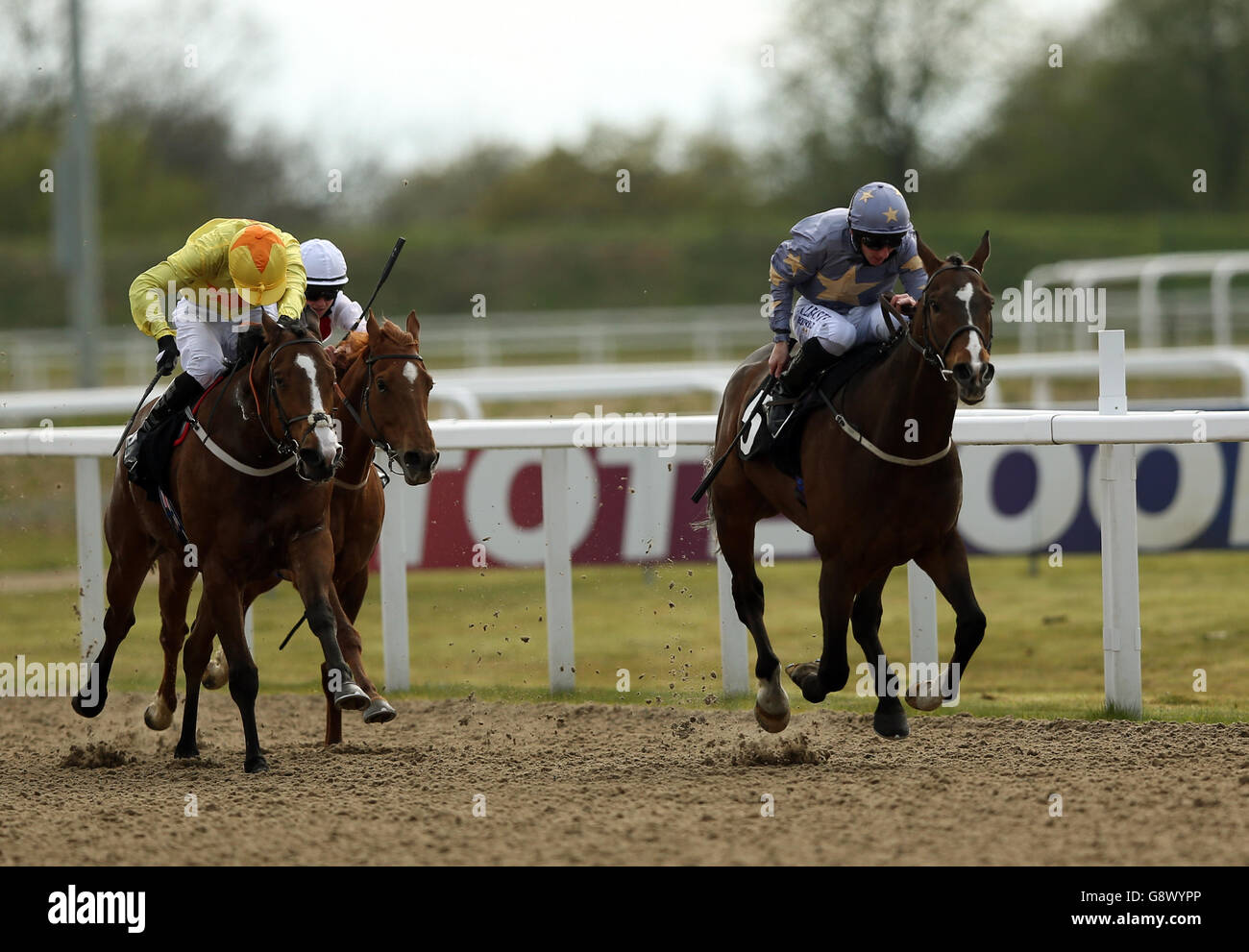 Gabrial's Kaka (à droite), monté par Paul Hanagan, remporte la Betfred Télécharger l'APPLICATION mobile Spring Cup pendant le Dubai Duty Free Spring Saturday au Chelmsford City Racecourse. Banque D'Images