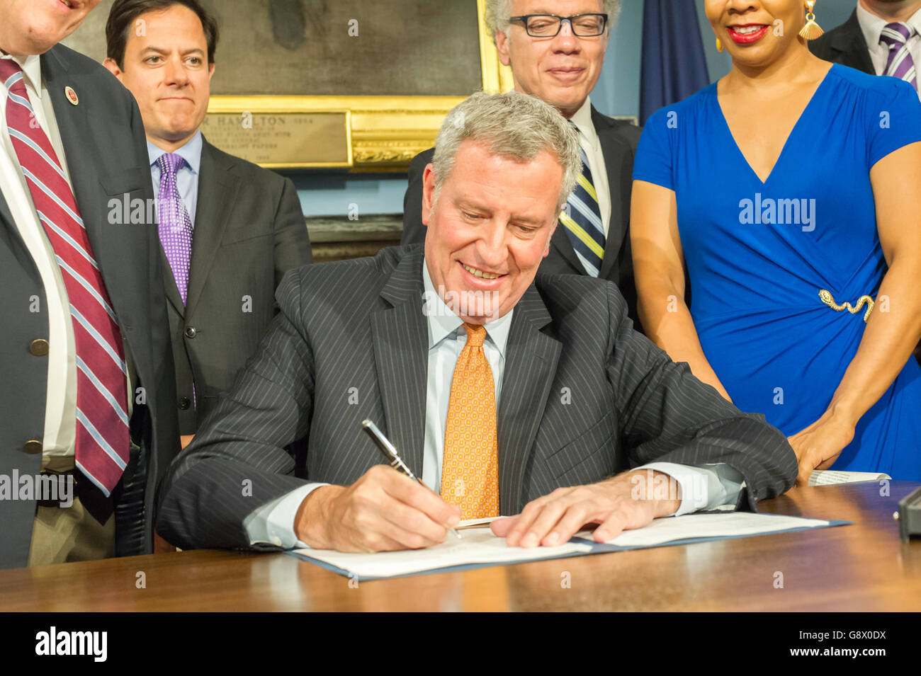 Le maire de New York, Bill De Blasio, lors d'une cérémonie de signature du projet de loi dans la chambre bleue à l'hôtel de ville de New York, le mardi, Juin 28, 2016. Le maire Bill De Blasio, a promulgué une loi, Intro 871-A par rapport à assurer l'égalité d'accès aux salles de bains un seul occupant pour les transgenres sexe et de non conformité New Yorkais. ( © Frances M. Roberts) Banque D'Images