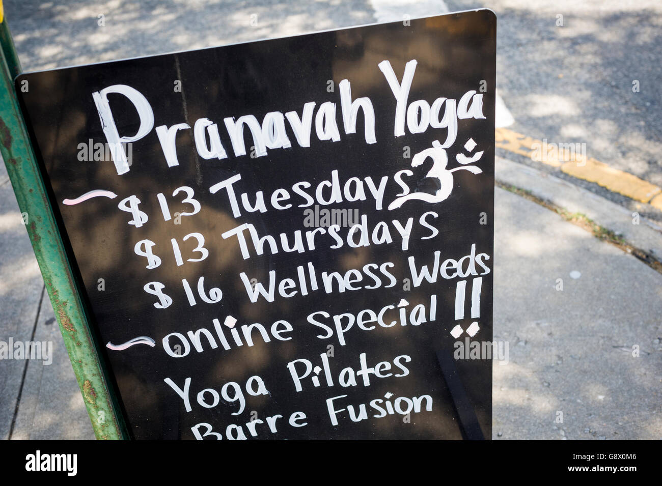 Yoga Studio annonce leurs classes sur le tableau à New York, le dimanche 26 Juin, 2016. (© Richard B. Levine) Banque D'Images