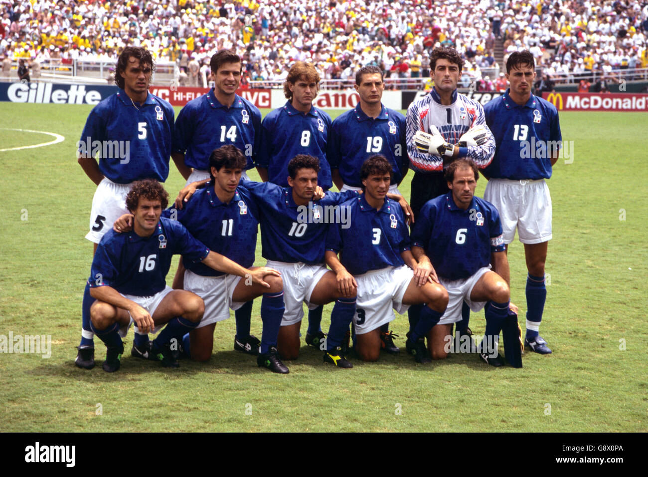 Groupe de l'équipe italienne : (dernière ligne, l-r) Paolo Maldini, Nicola Berti, Roberto Mussi, Daniele Massaro, Gianluca Pagliuca, Dino Baggio; (première ligne, l-r) Roberto Donadoni, Demetrio Albertini, Roberto Baggio, Antonio Benarrivo, Franco Baresi Banque D'Images