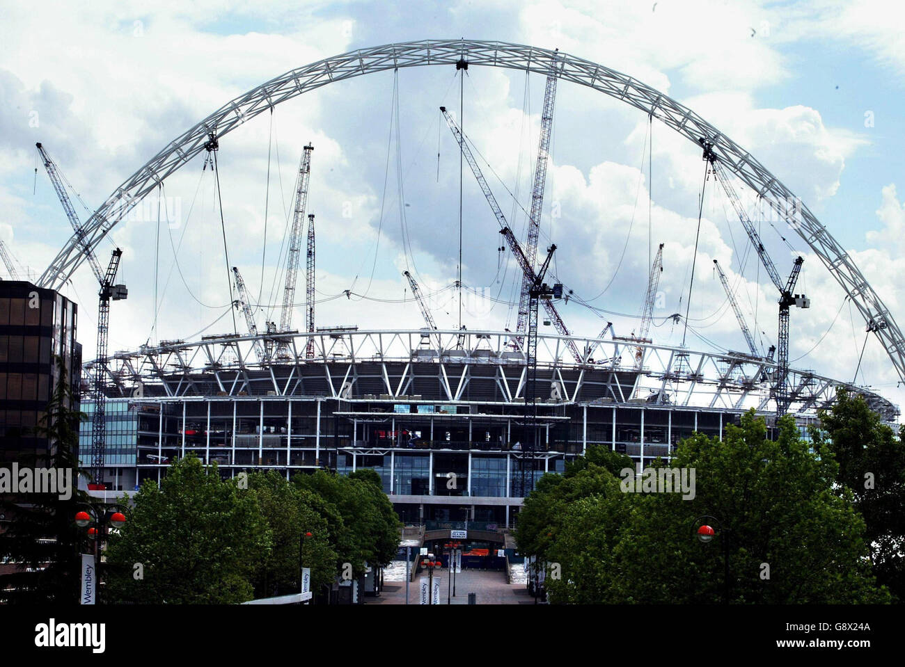 Dossier de bibliothèque PA daté du 30/05/2005 du stade Wembley en construction.L'association de football insiste sur le fait qu'elle a reçu l'assurance que le nouveau stade Wembley sera prêt à accueillir la finale de la coupe FA de l'année prochaine le 13 mai.Un rapport a suggéré que les responsables de FA en privé ont estimé que les chances de Wembley de mettre la finale en scène n'étaient que de '50-50', mais un porte-parole a déclaré que la société de construction Multiplex est sur le point de remettre le stade le 31 mars comme prévu.Voir PA Story FOOTBALL Wembley.APPUYEZ SUR ASSOCIATION photo.Le crédit photo devrait se lire : Andrew Parsons/PA. Banque D'Images