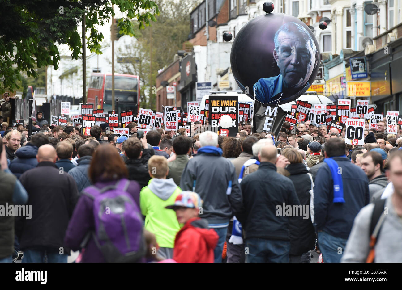 Les fans de Charlton protestent contre le propriétaire Roland Duchatelet après une relégation avant le match du championnat Sky Bet à la Valley, Charlton. Banque D'Images