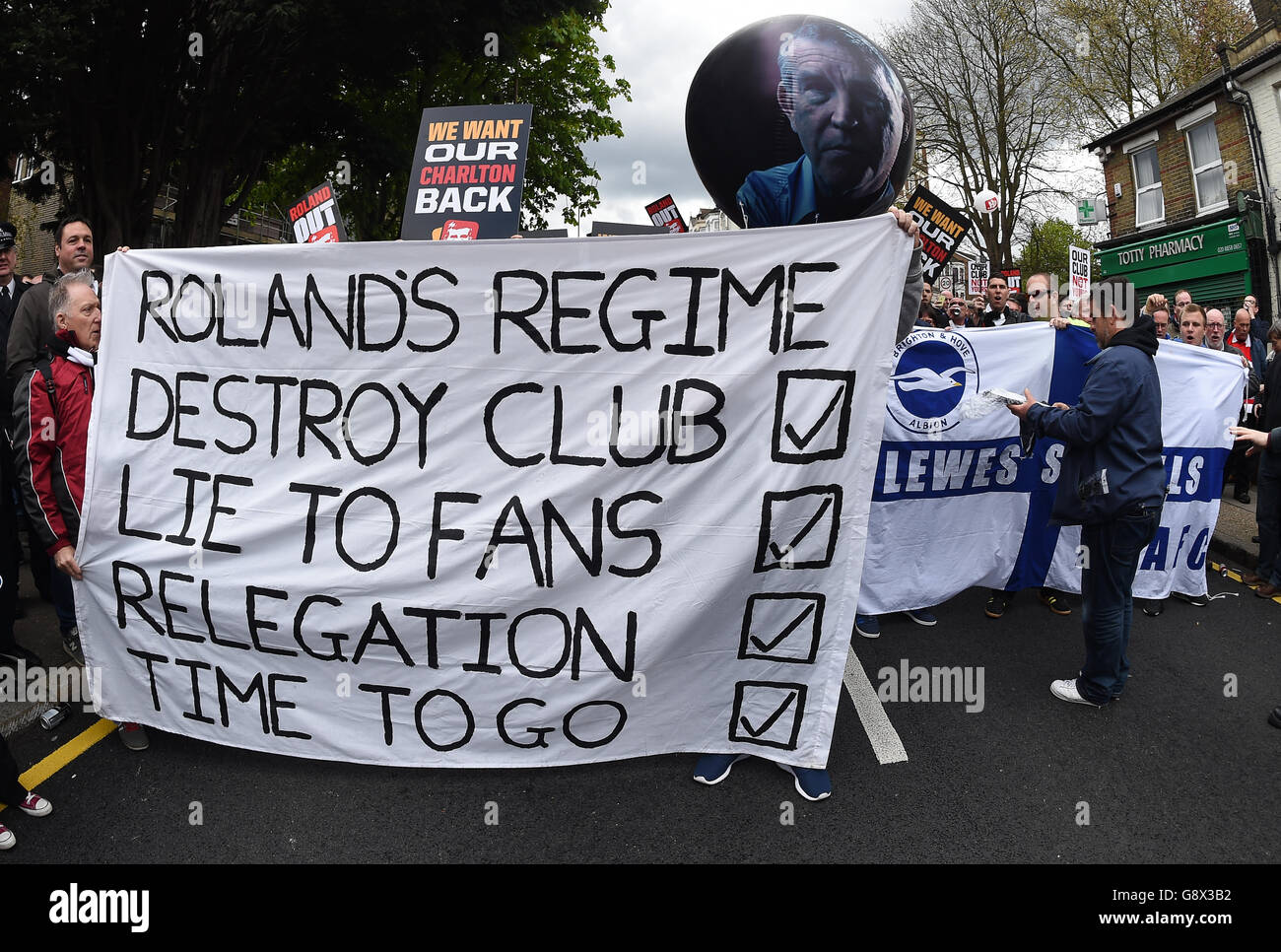 Les fans de Charlton et Brighton protestent contre le propriétaire Roland Duchatelet après une relégation avant le match du championnat Sky Bet à la Valley, Charlton. Banque D'Images