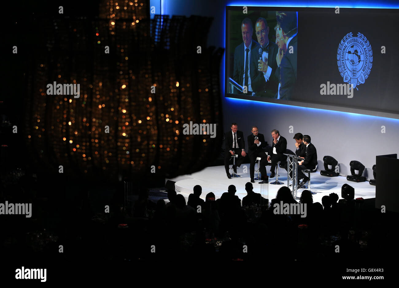 (Gauche-droite) Michael O'Neil, directeur de la République d'Irlande du Nord, Martin O'Neil, directeur de l'Angleterre, Roy Hodgson, directeur du pays de Galles, Chris Coleman, et Manish Bhasin sur scène lors des PFA Awards au Grosvenor House Hotel, Londres. Banque D'Images