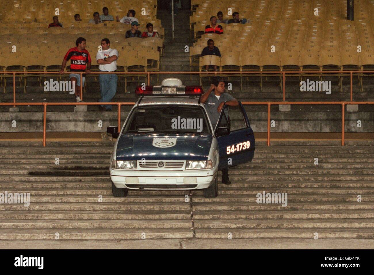 Football brésilien - Flamengo / Palmeiras. Voiture de police sur les terrasses du stade Maracana Banque D'Images