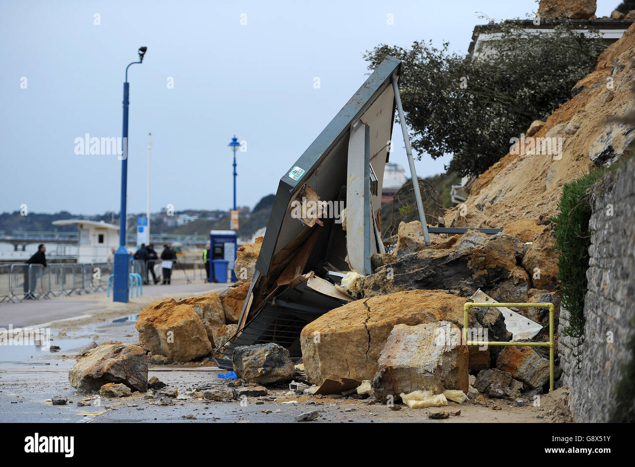 Vue générale de la falaise s'est effondrée à côté du funiculaire d'East Cliff sur Bournemouth Beach, qui a été endommagé après un énorme glissement de terrain a vu des tonnes de débris s'écraser sur une station côtière. Banque D'Images