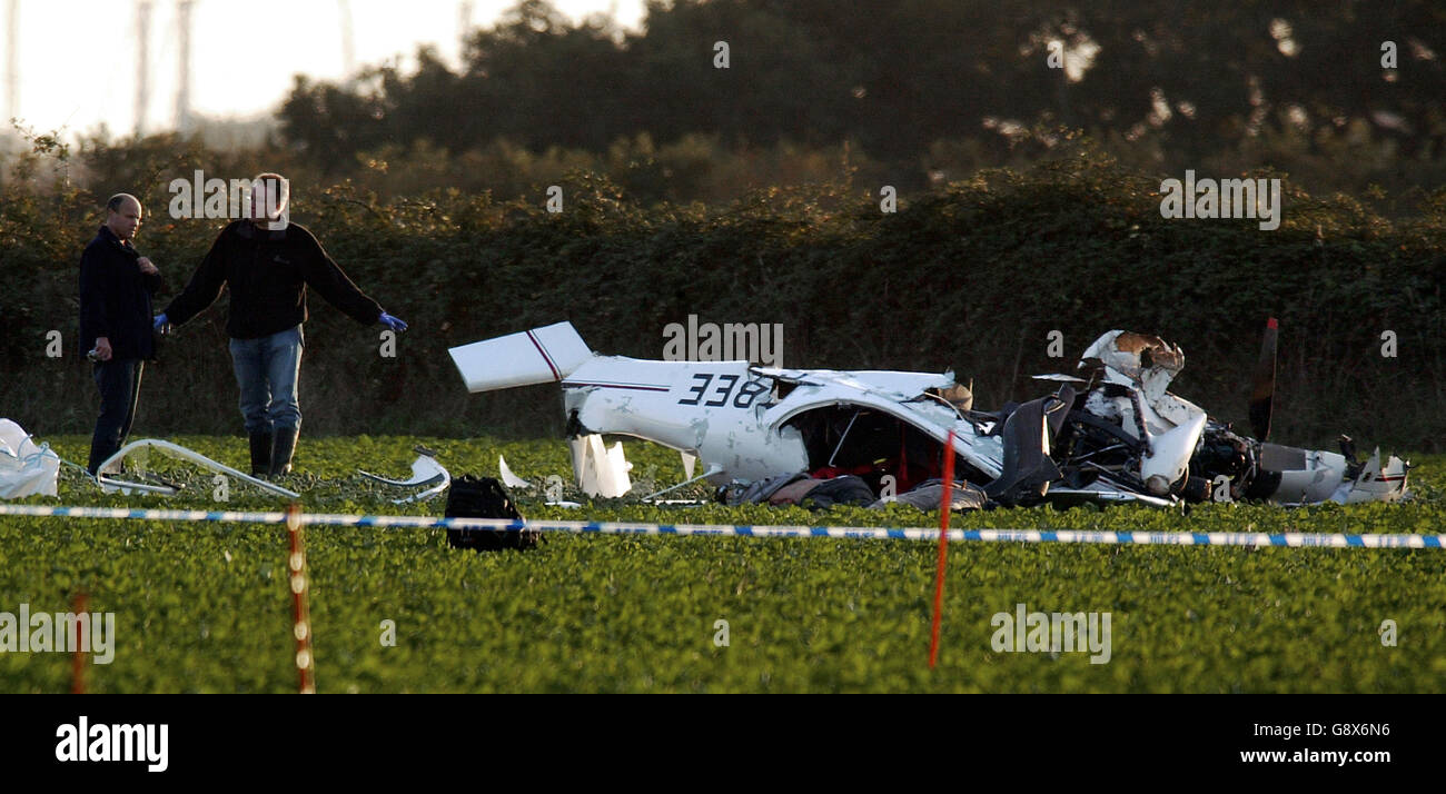 La Direction des enquêtes sur les accidents de la police et aériens travaille sur les lieux d'un accident d'avion léger dans un champ près de Lymington, Hampshire aujourd'hui dimanche 2 octobre 2005.Deux corps ont été trouvés dans l'épave qui a été découvert par l'agriculteur.Voir Plan ACCIDENT histoire PA.ASSOCIATION DE PRESSE.Photocredit devrait lire: Chris Ison/PA Banque D'Images