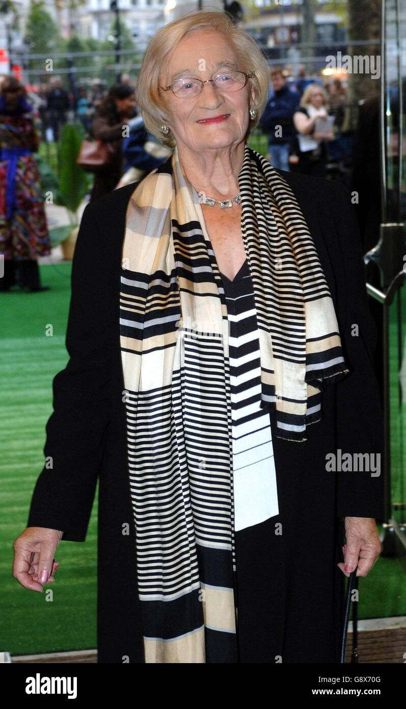 Liz Smith arrive pour la première britannique de « Wallace & Gromit: The Curse of the Were-Rabbit », à l'Odeon Leicester Square, dans le centre de Londres, le dimanche 2 octobre 2005. APPUYEZ SUR ASSOCIATION photo. Le crédit photo devrait se lire comme suit : Fiona Hanson/PA Banque D'Images