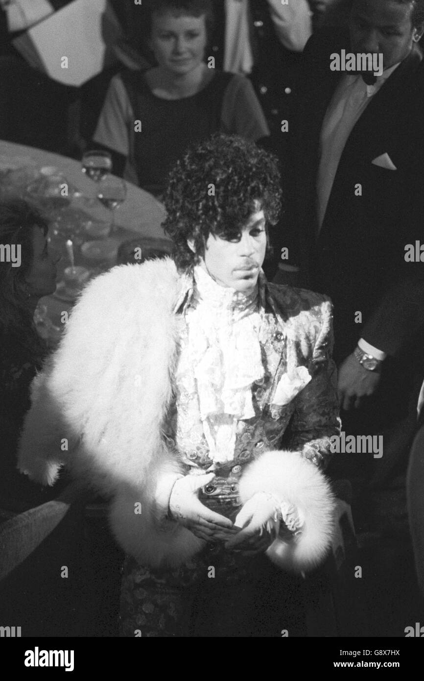 Prince, star pop américaine, aux British Record Industry Awards du Grosvenor House Hotel. Prince et son groupe The Revolution ont été nommés Best International Group. Banque D'Images