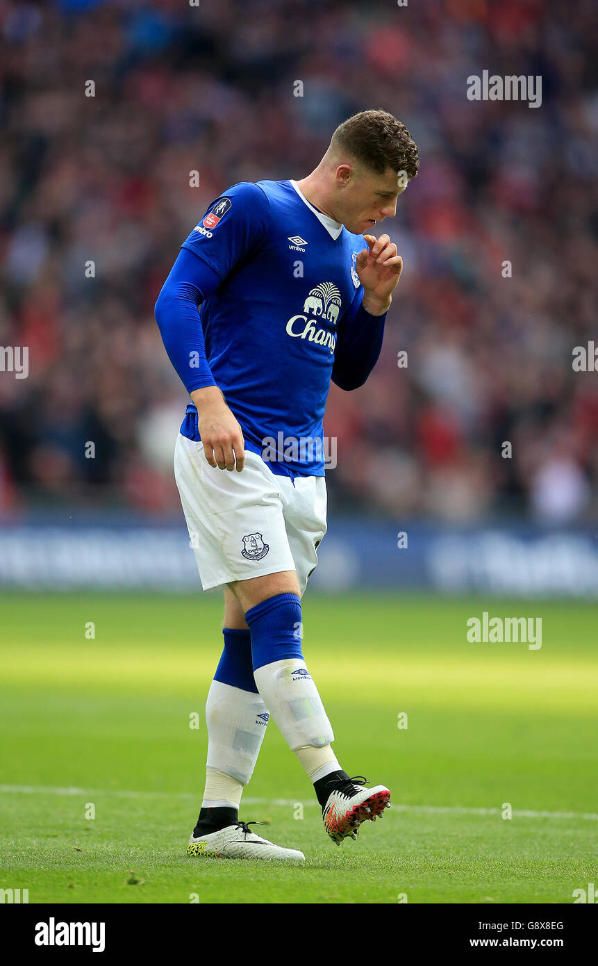 Everton v Manchester United - Emirates FA Cup - demi-finale - Stade Wembley.Ross Barkley d'Everton apparaît abattu lors de la coupe Emirates FA, demi-finale au stade Wembley, Londres. Banque D'Images