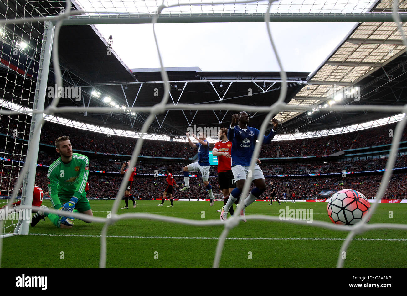 David de Gea, gardien de but de Manchester United (deuxième à gauche), regarde le match de demi-finale de la coupe Emirates FA, au stade Wembley, Londres. Banque D'Images